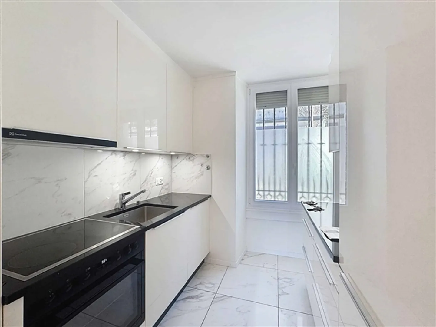 Renovated 4 Rooms + 2 Balconies – Excellent View of the Lake - Photo 5 of 13