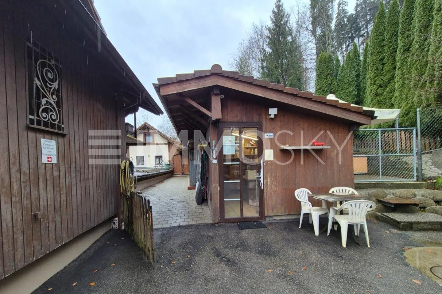 Spacious property with three buildings at once - Photo 3 of 5