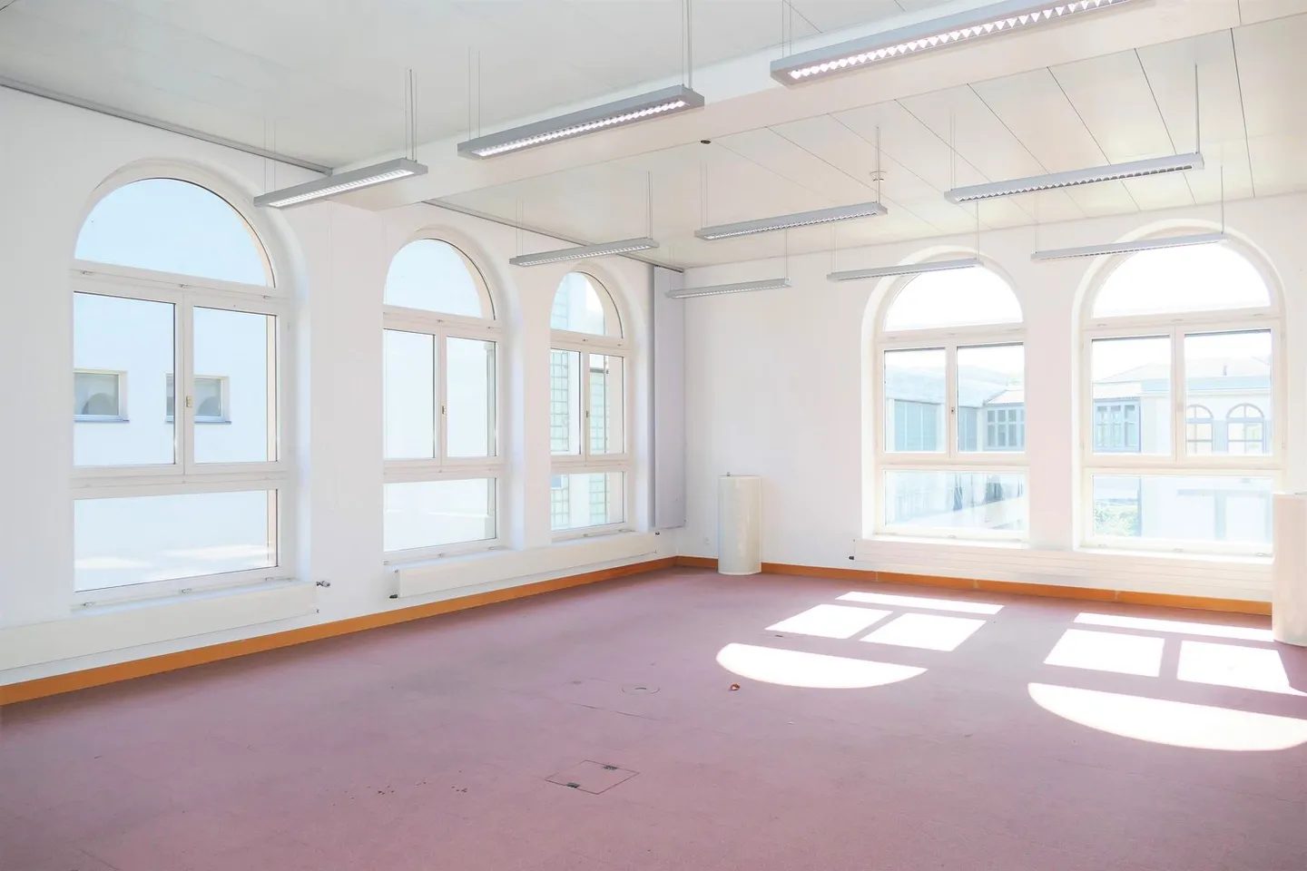 Ampio spazio commerciale con giardino d'inverno integrato - Foto 2 di 8