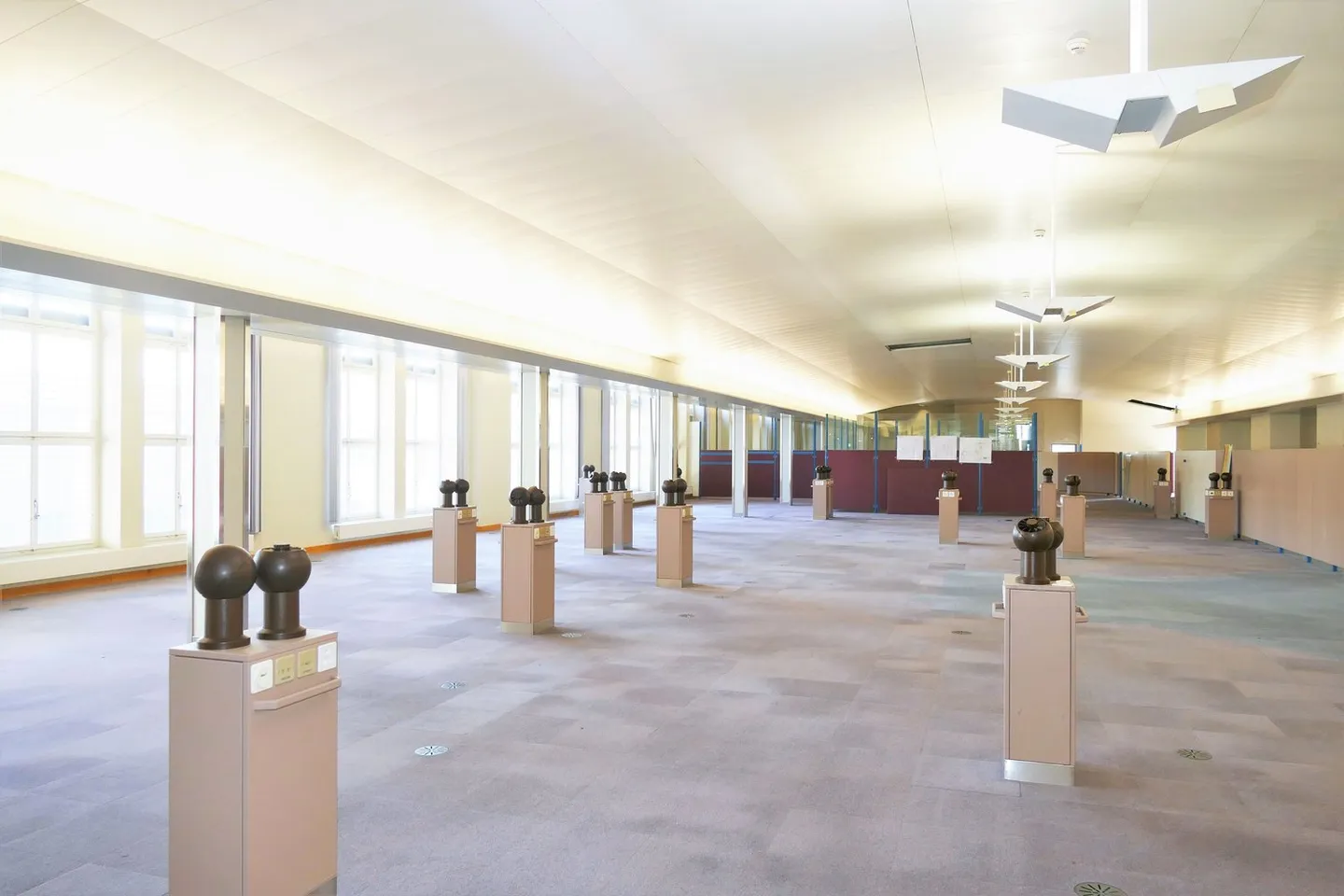 Ampio spazio commerciale con giardino d'inverno integrato - Foto 3 di 8