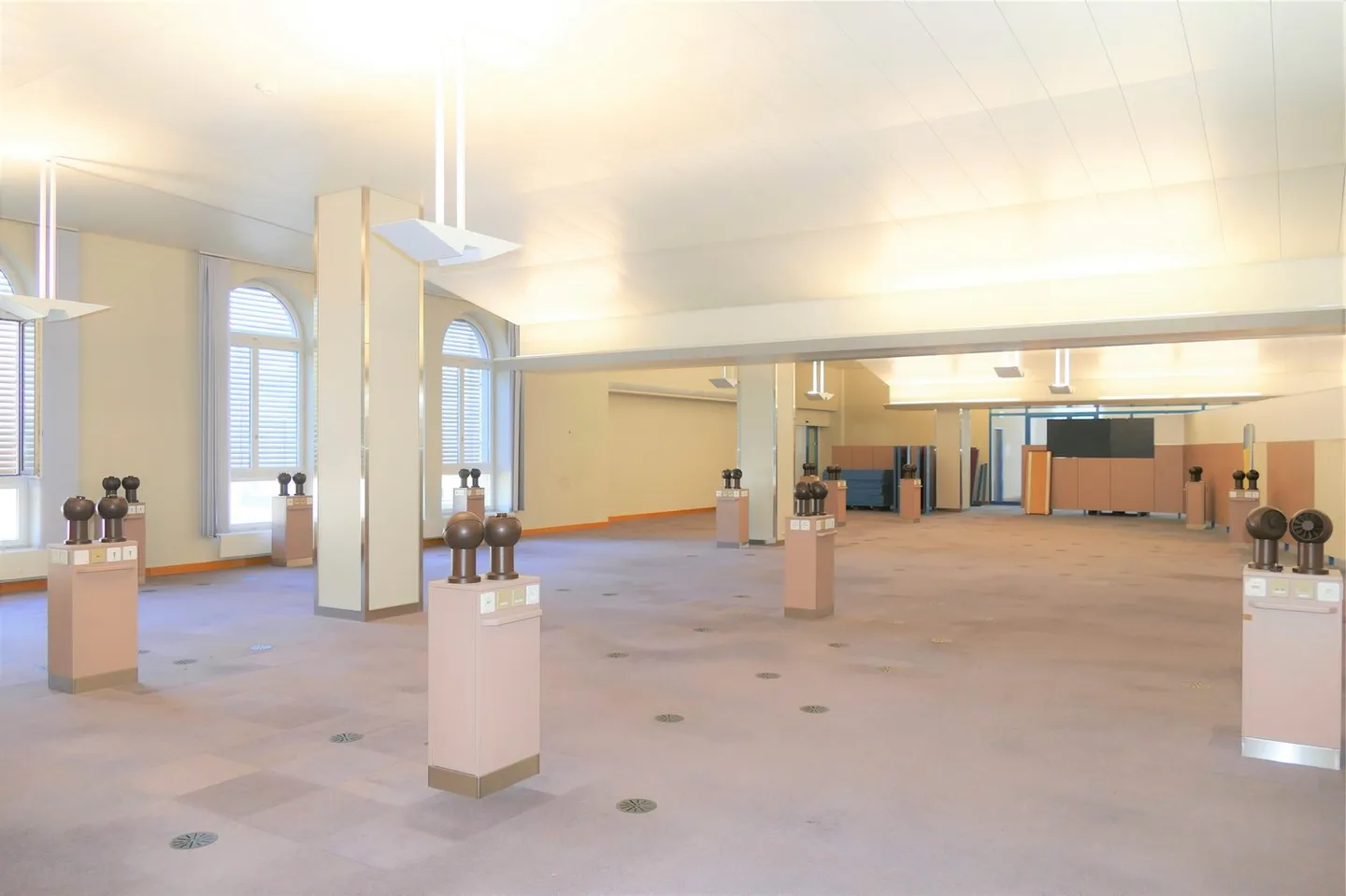 Ampio spazio commerciale con giardino d'inverno integrato - Foto 5 di 8