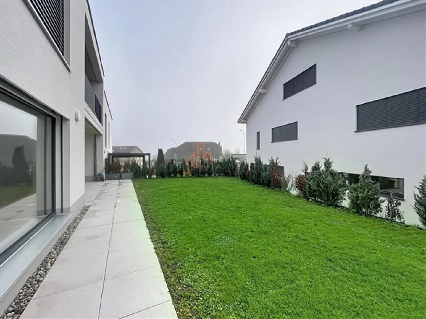 Appartement moderne avec terrasse et jardin privatif - Photo 2 sur 11