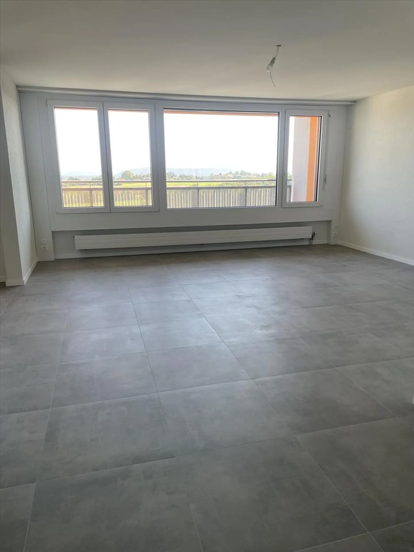 Bellissimo appartamento completamente ristrutturato con balcone e vista sulle Alpi - Foto 2 di 13