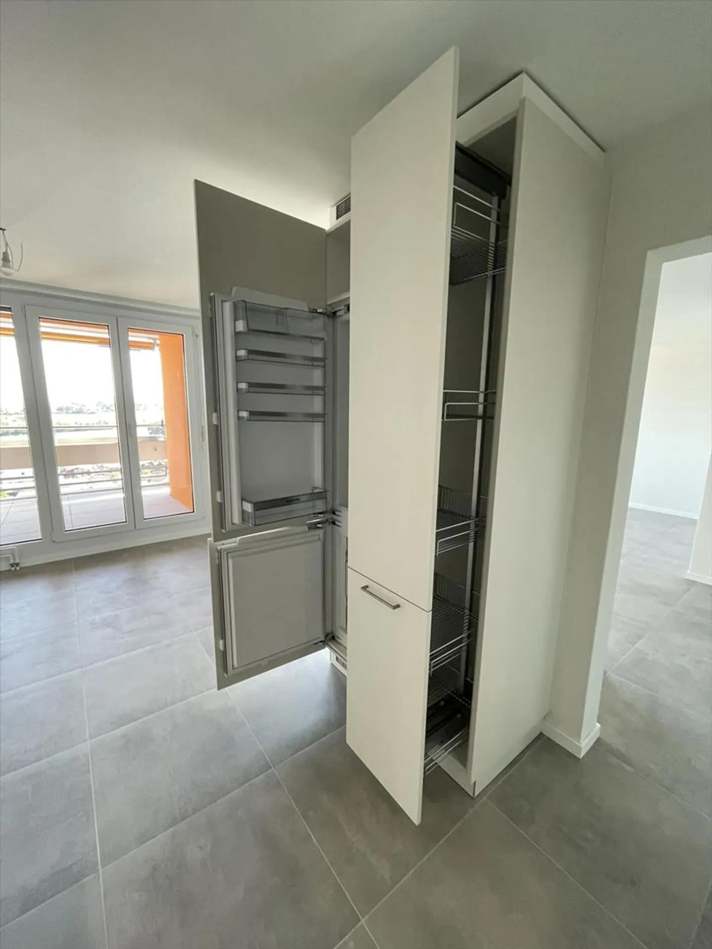 Bellissimo appartamento completamente ristrutturato con balcone e vista sulle Alpi - Foto 4 di 13