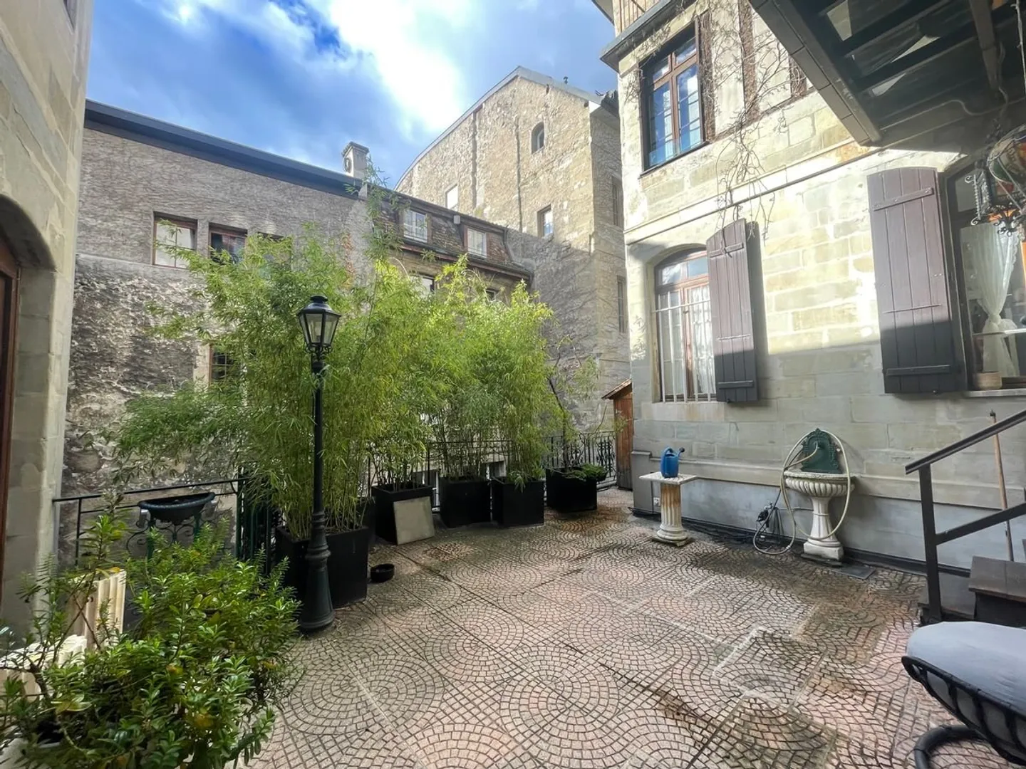 Unique - 6 pièces dans la vieille ville avec terrasse ! - Photo 2 sur 3