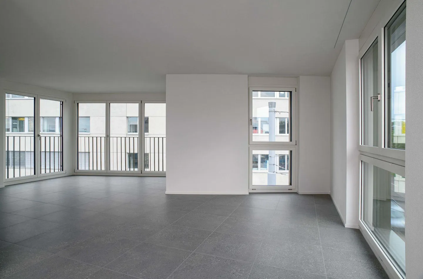 Appartement moderne de 2,5 pièces au 3ème étage dans un emplacement de choix à Zurich Seebach - Photo 4 sur 10
