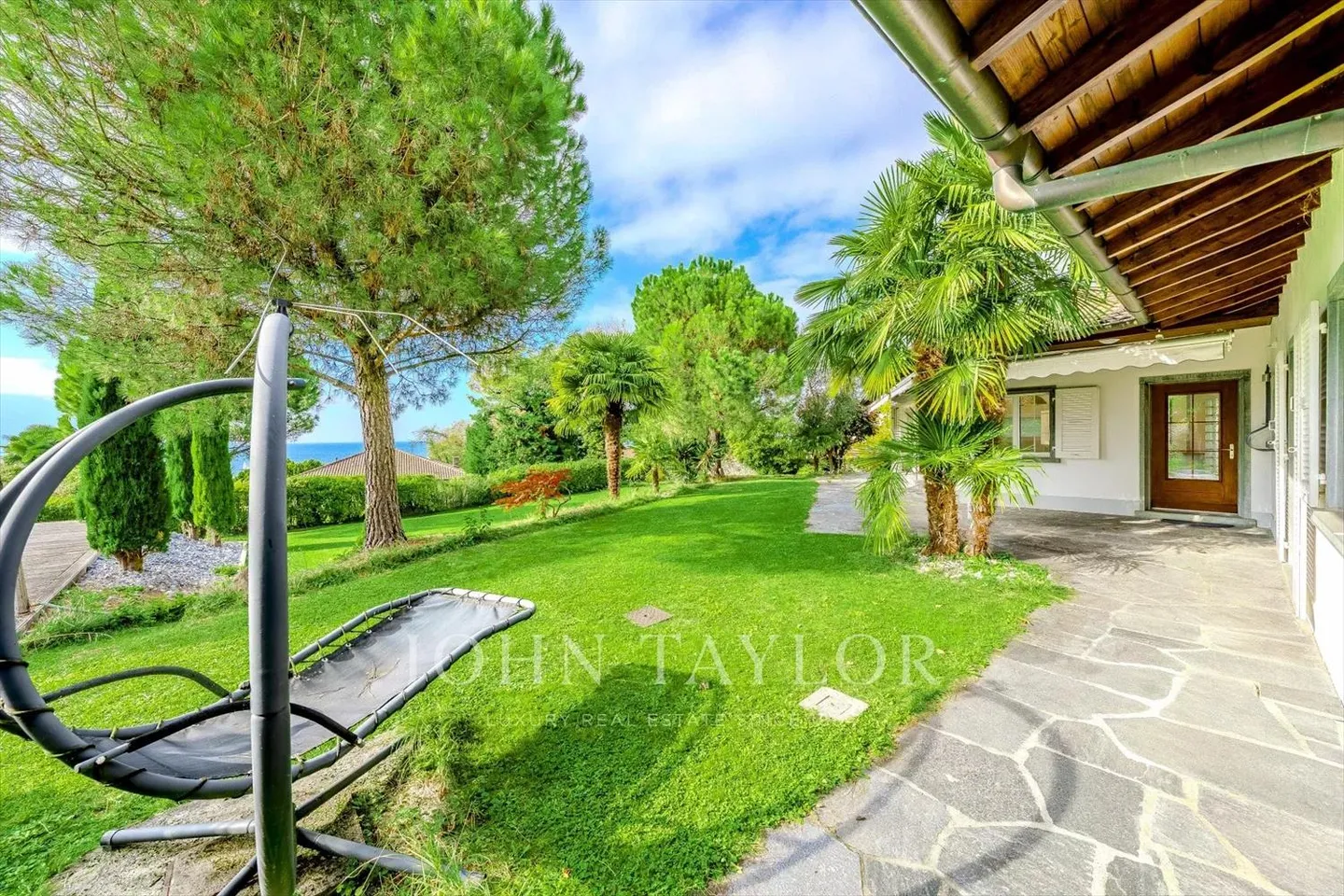 Magnificent individual villa located in Villeneuve - Photo 2 of 13