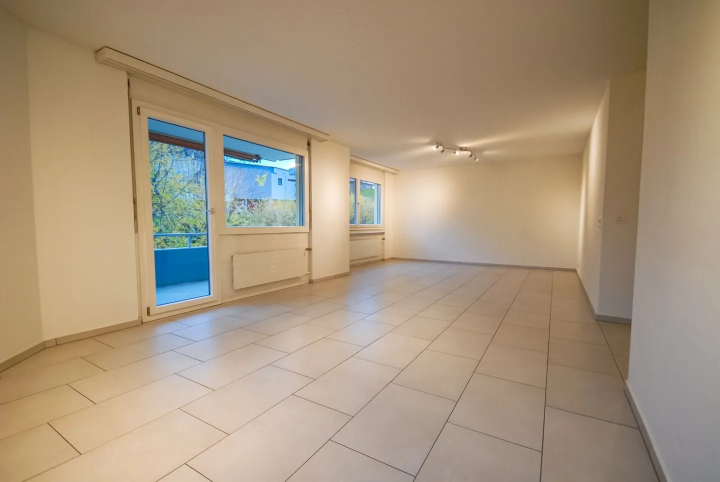 Spacious, bright 4.5-room apartment with balcony - Photo 2 of 12