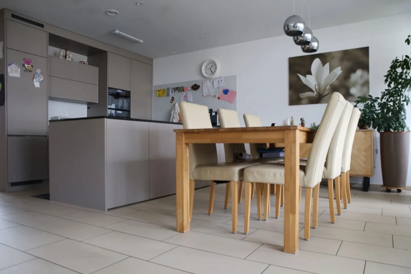 Appartement attrayant de 4,5 pièces dans un emplacement central à Birr - Photo 4 sur 13