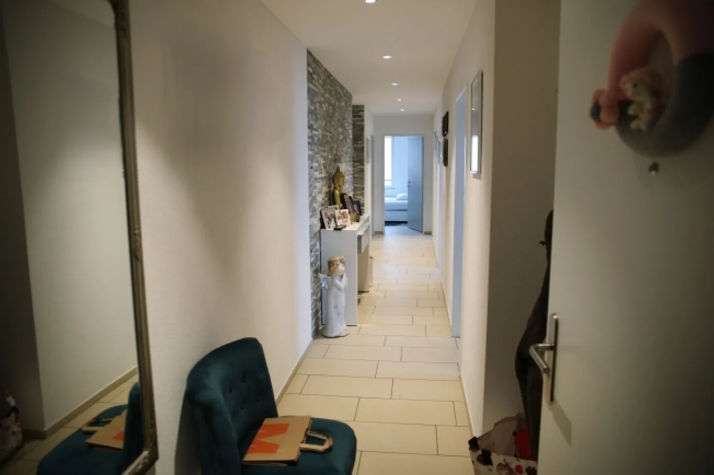 Appartement attrayant de 4,5 pièces dans un emplacement central à Birr - Photo 8 sur 13