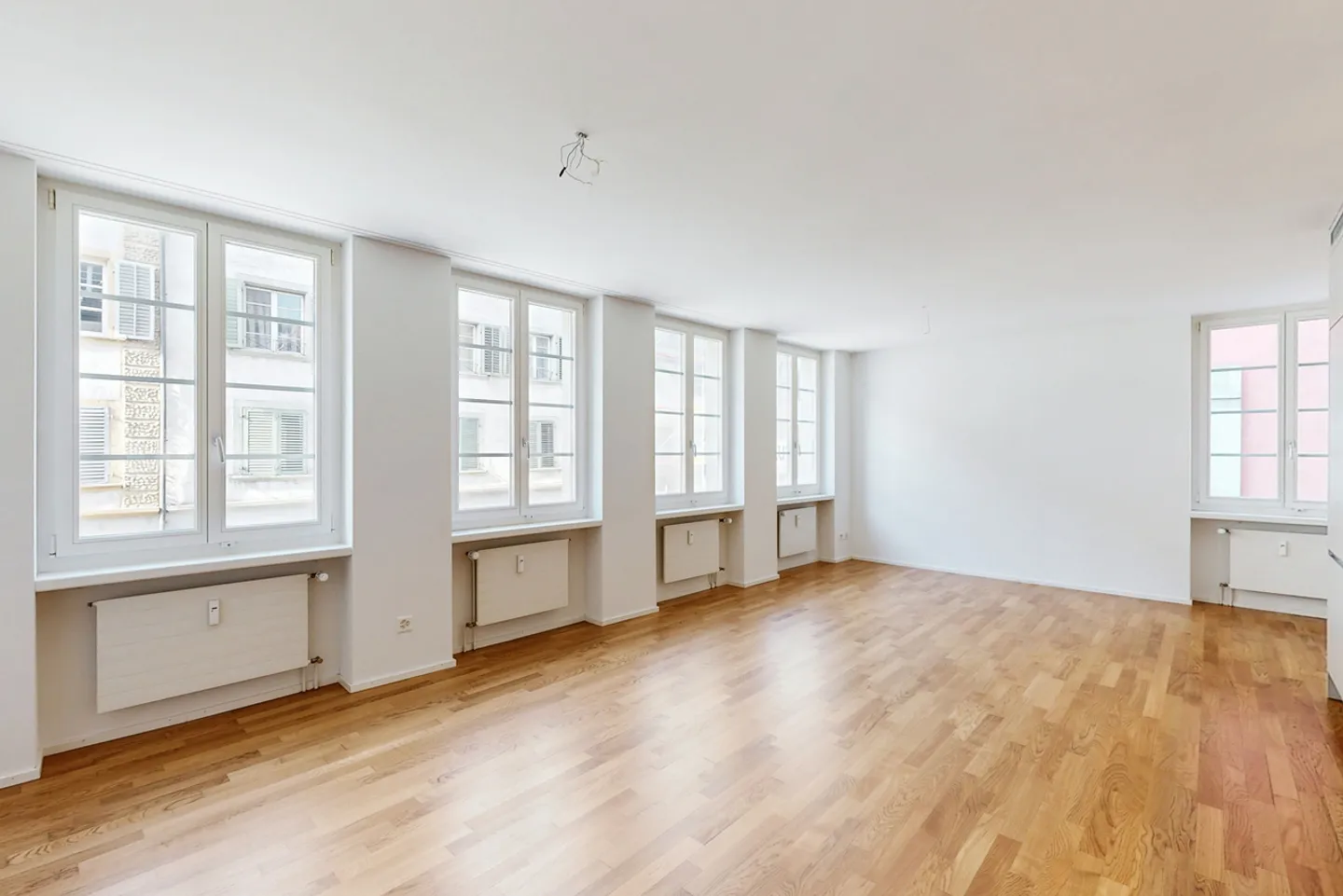 Spacious 3.5-Room Apartment - Photo 2 of 6