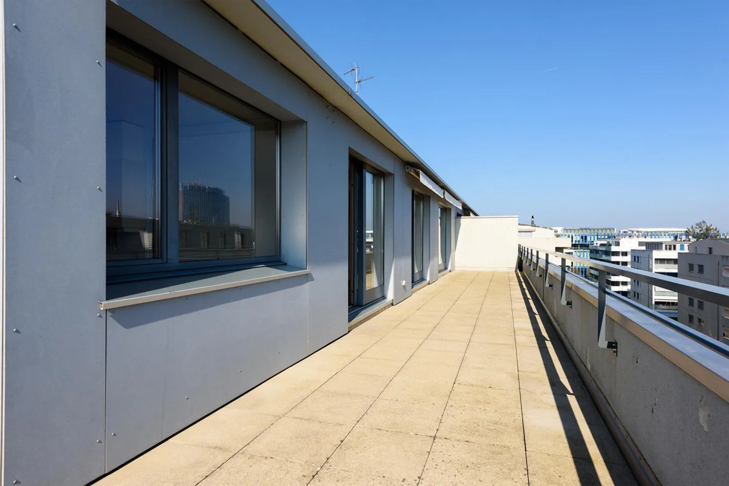 Enjoy a superb corner terrace in a residential area - Photo 5 of 13