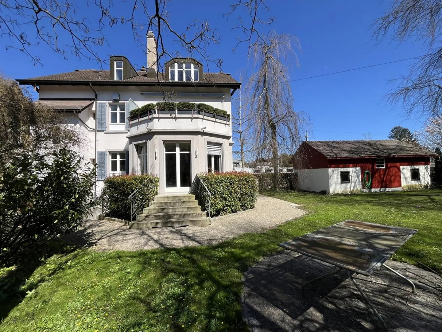 Casa unifamiliare con giardino variegato - Foto 3 di 29