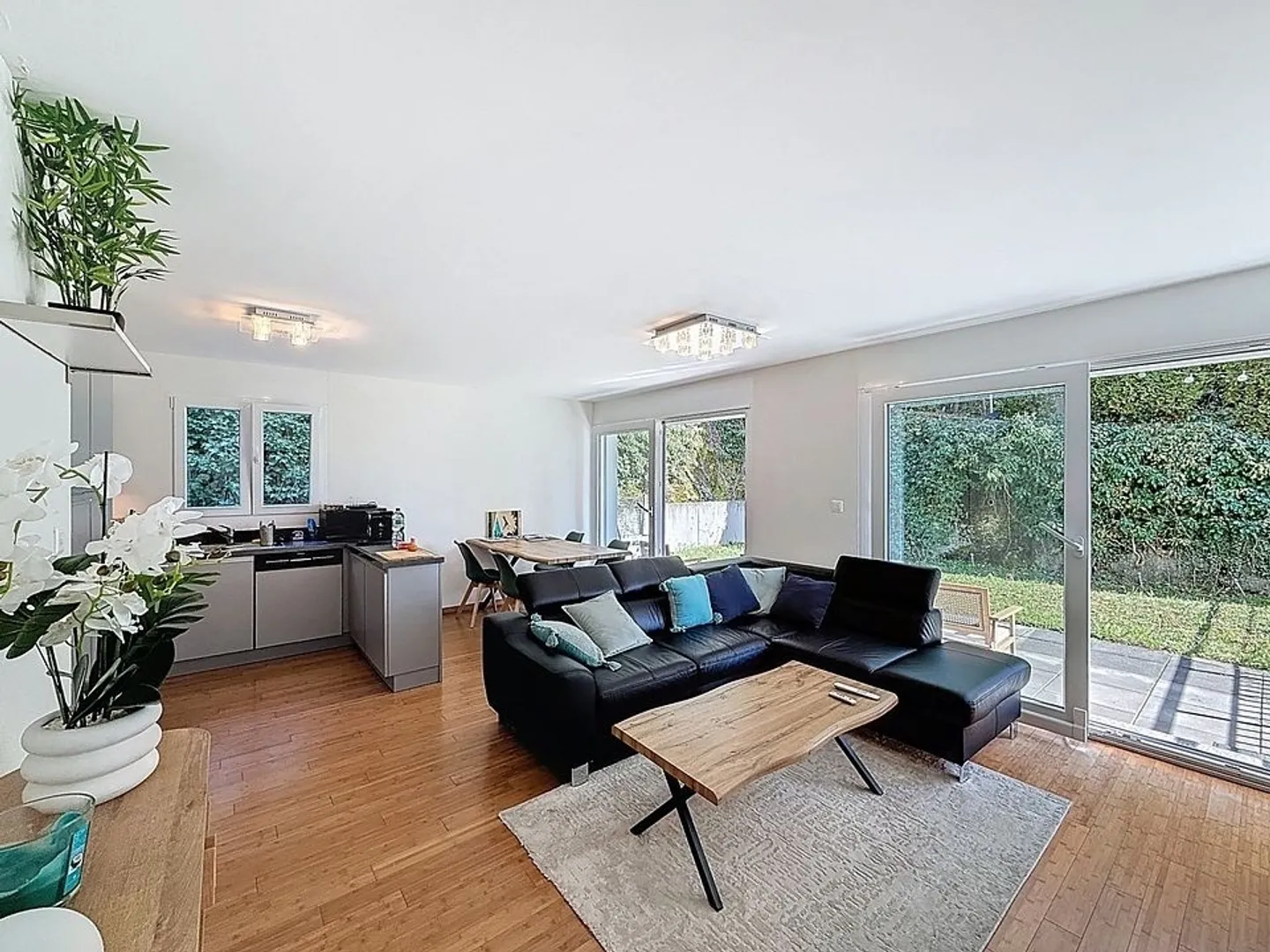 Spacious 2-room apartment in the heart of Montreux - Photo 1 of 10