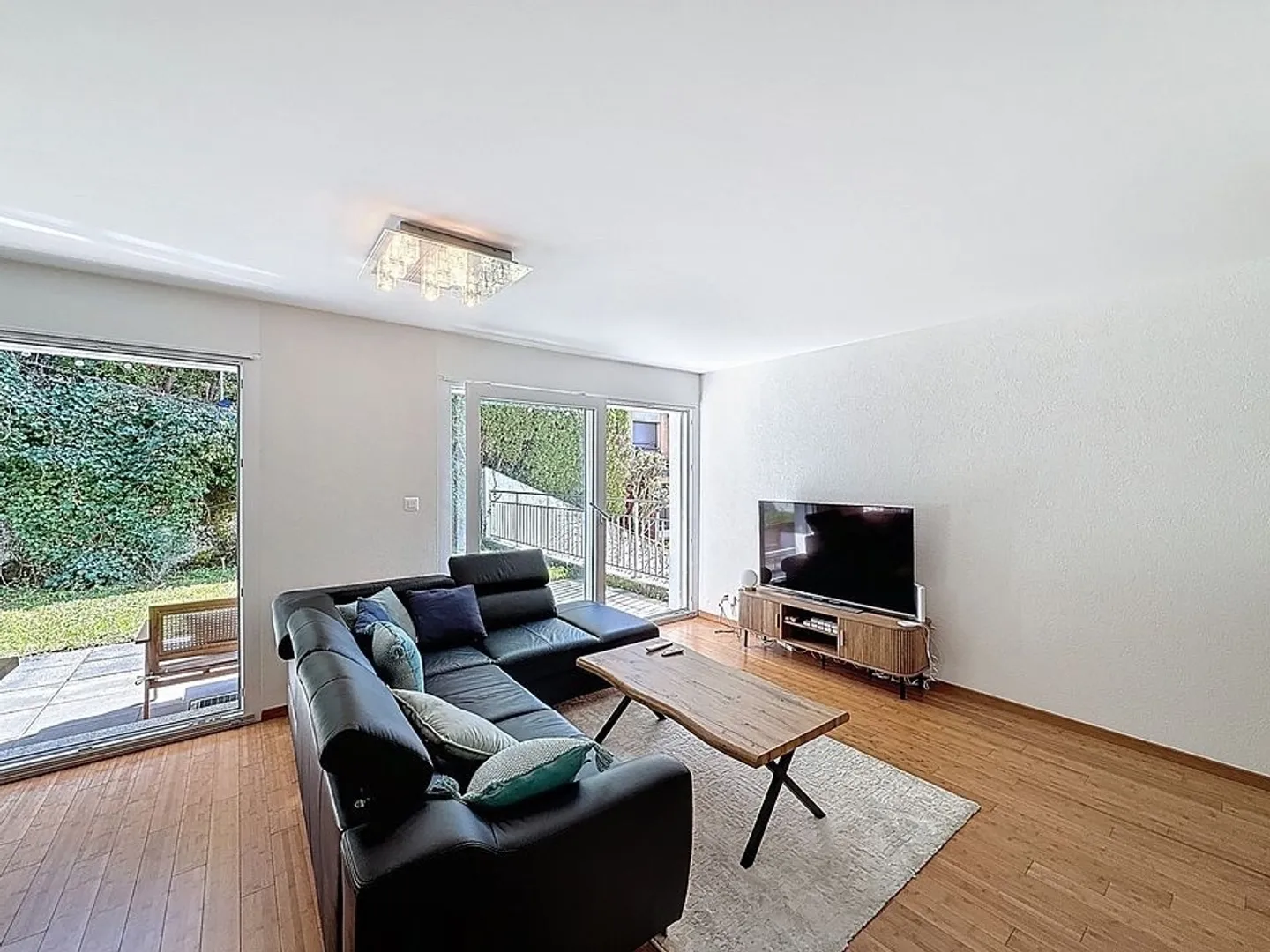 Spacious 2-room apartment in the heart of Montreux - Photo 2 of 10