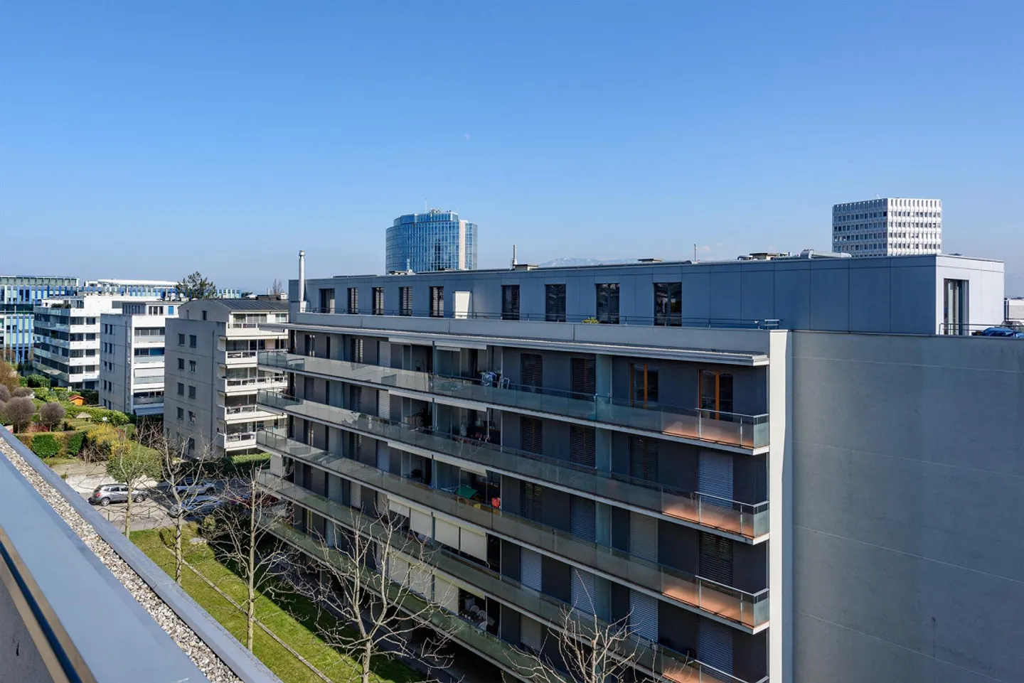 Enjoy a superb corner terrace in a residential area - Photo 3 of 13