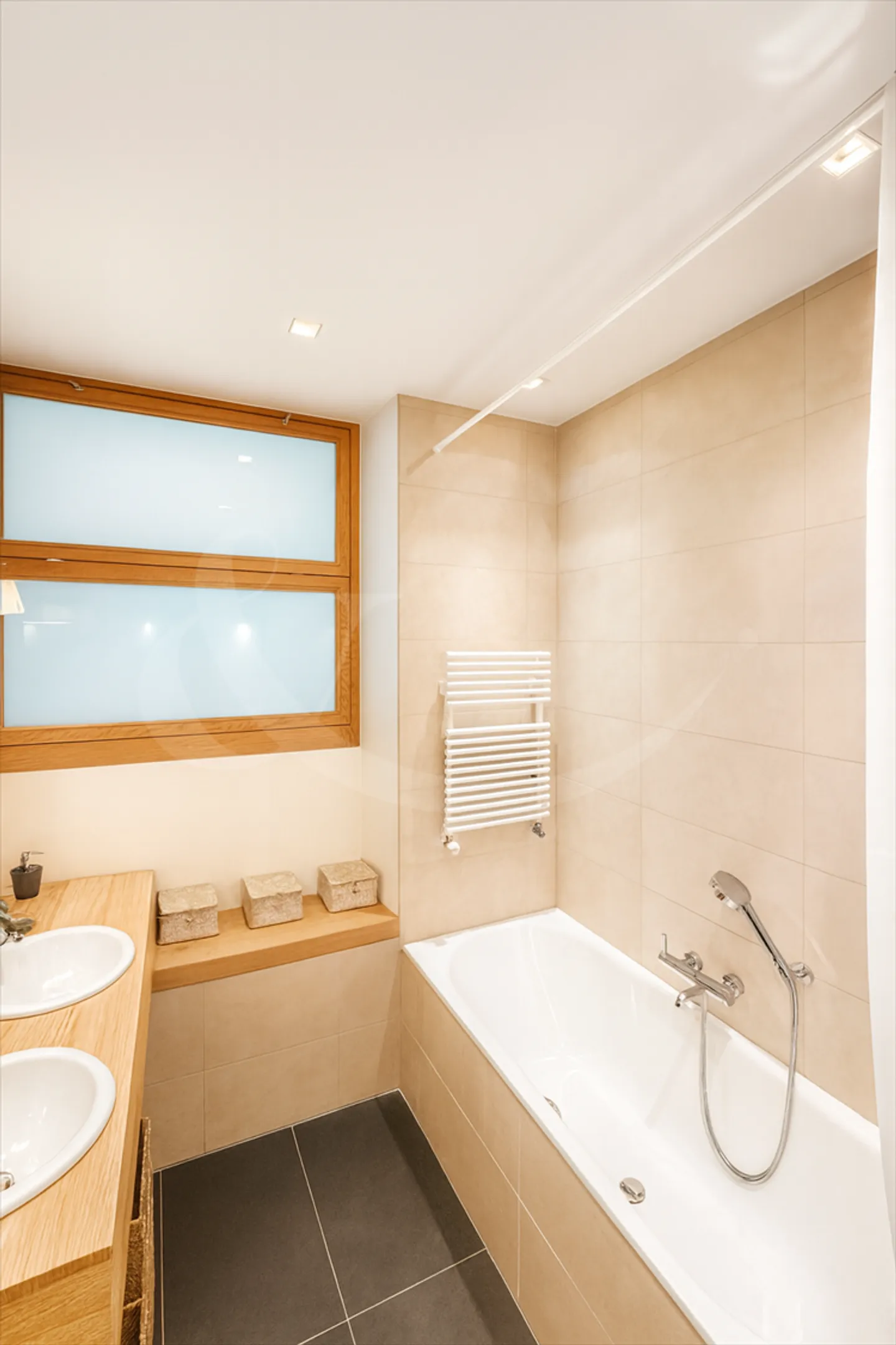 Apartment with 3 Rooms in the Old Town, Geneva - Photo 3 of 5