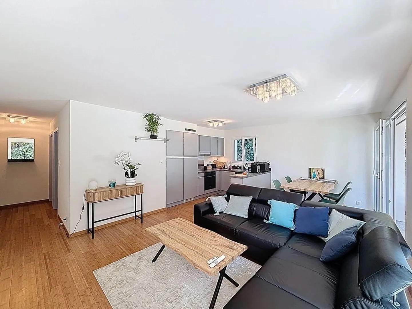 Spacious 2-room apartment in the heart of Montreux - Photo 3 of 10