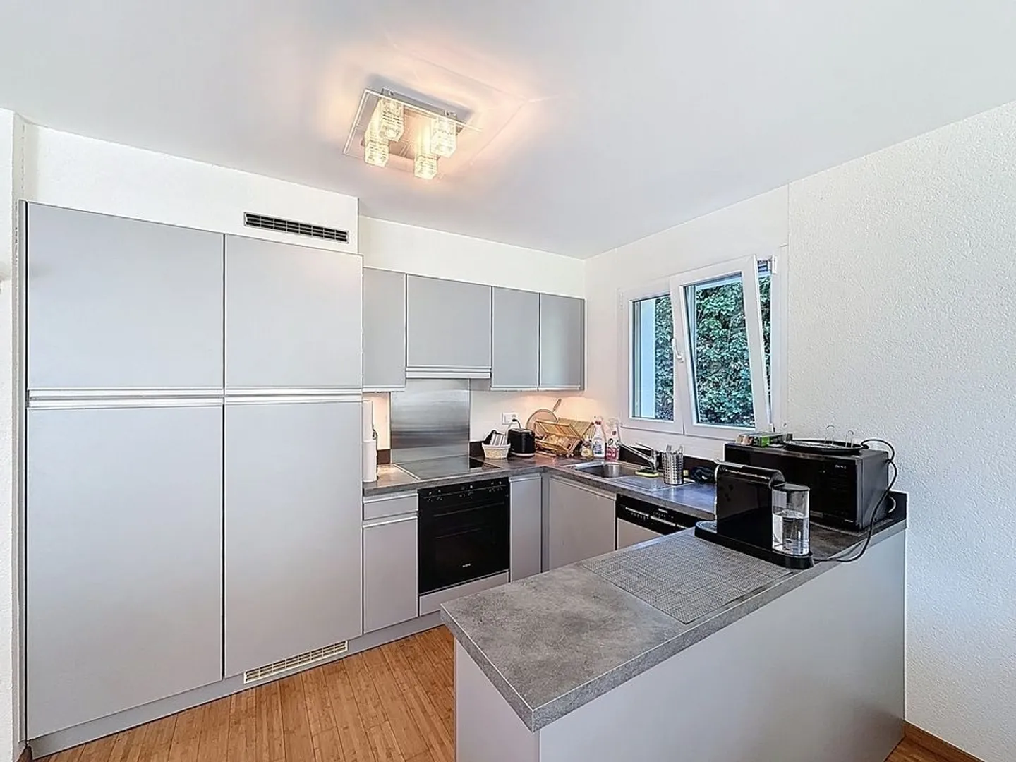 Spacious 2-room apartment in the heart of Montreux - Photo 4 of 10