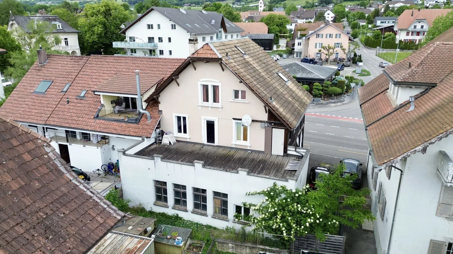 Investors pay attention: Multi-family house with great potential in Selzach - Photo 2 of 12