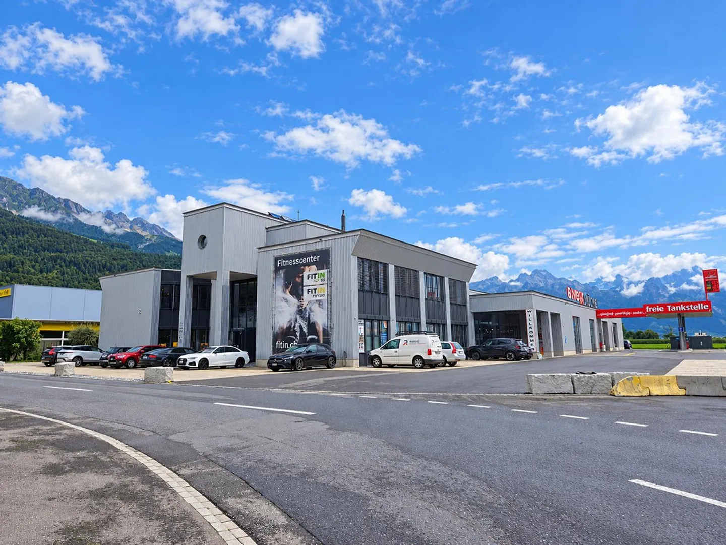 Espaces de stockage et commerciaux dans un emplacement privilégié à Sevelen - Photo 1 sur 8