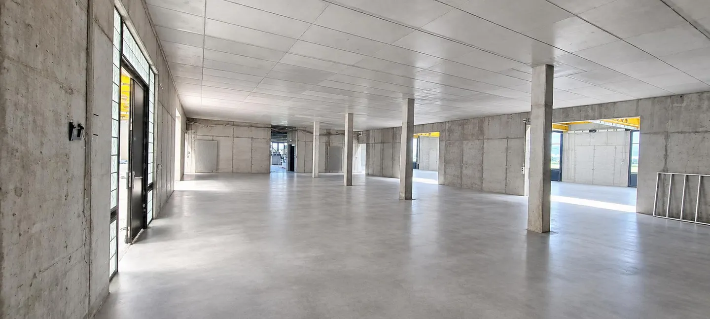 Espaces de stockage et commerciaux dans un emplacement privilégié à Sevelen - Photo 3 sur 8