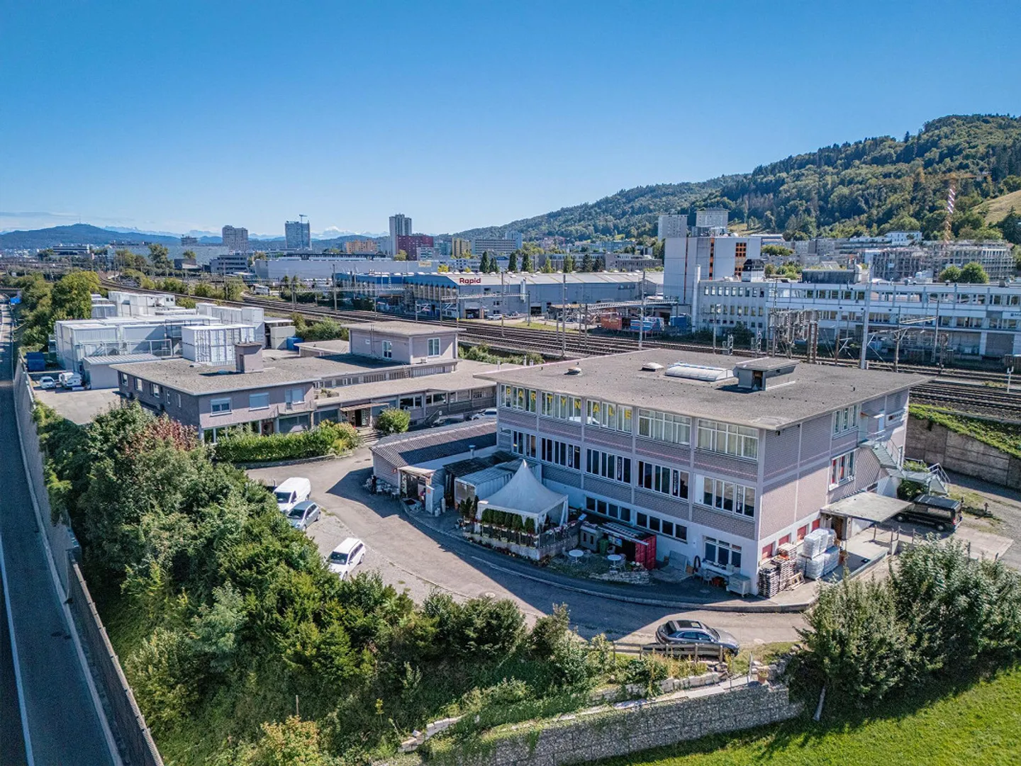 COMPLESSO COMMERCIALE INTERAMENTE AFFITTATO CON UN RENDIMENTO DEL 6% - Foto 1 di 5