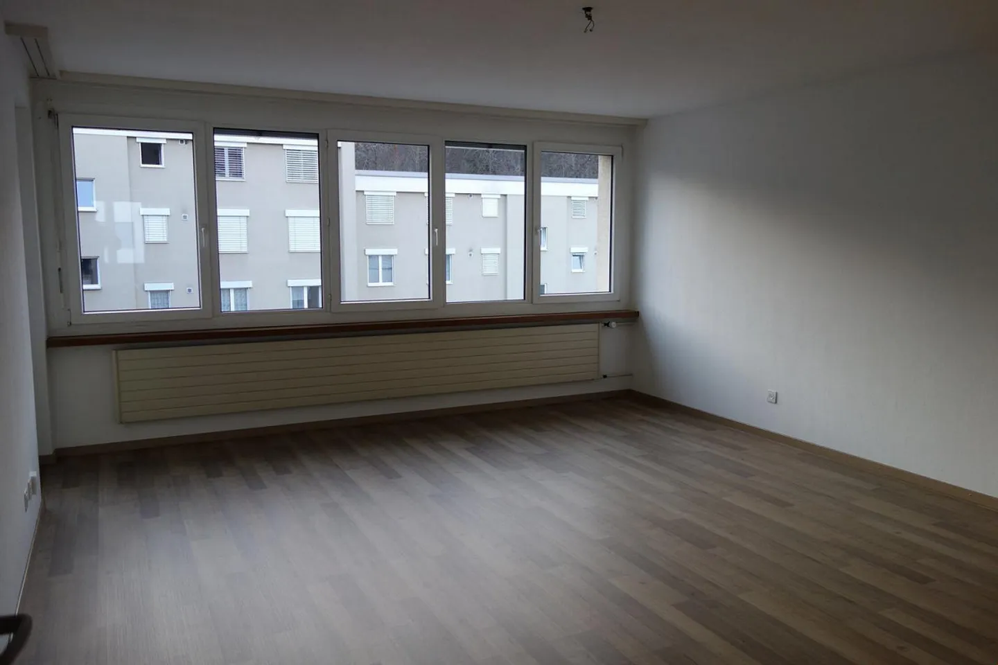 Modernes Apartment mit Balkon - Foto 2 von 8