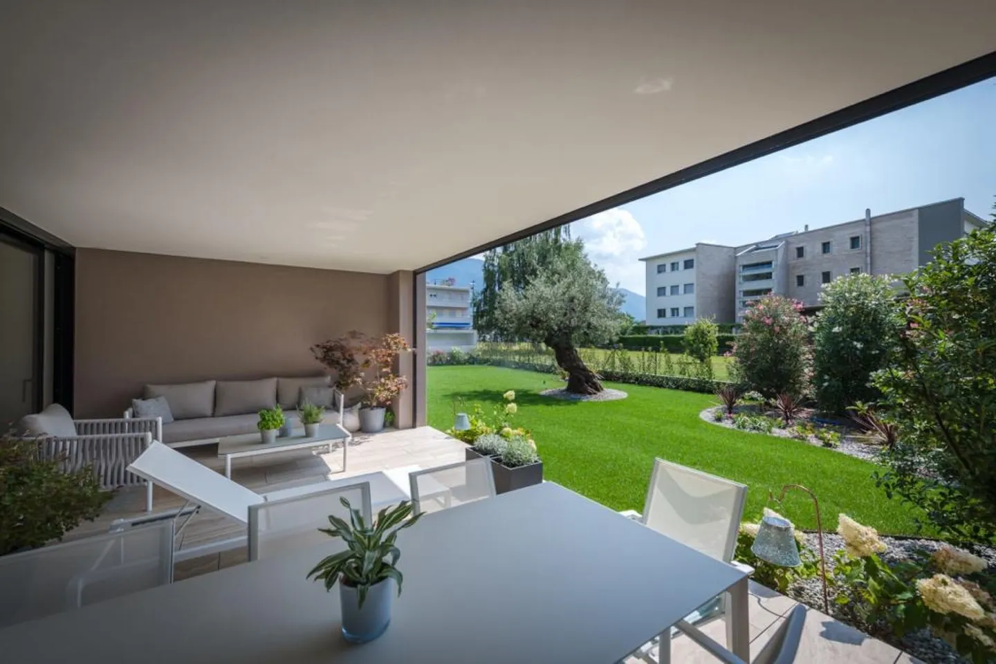 Appartement de jardin moderne et central de 4,5 pièces avec piscine - Photo 1 sur 8