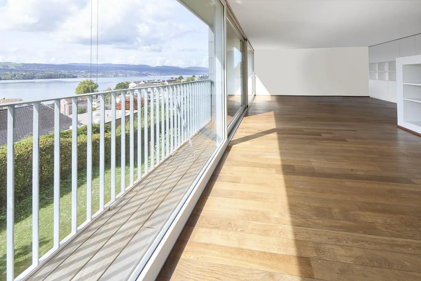 Casa bifamiliare moderna con vista sul lago, terrazza sul tetto e giardino privato - Foto 1 di 13