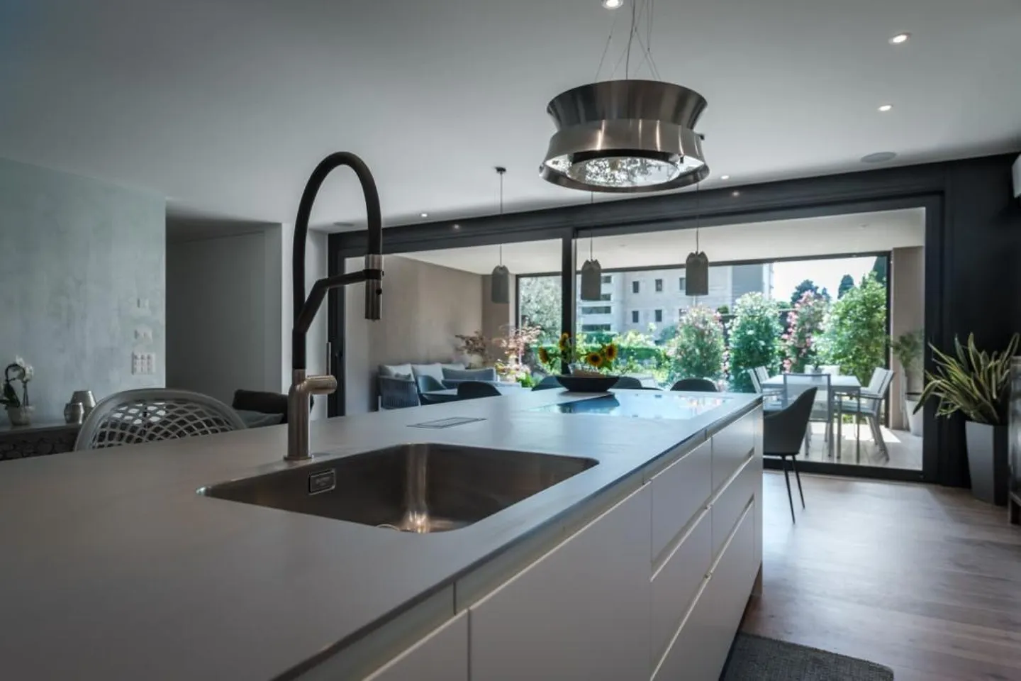 Appartement de jardin moderne et central de 4,5 pièces avec piscine - Photo 2 sur 8