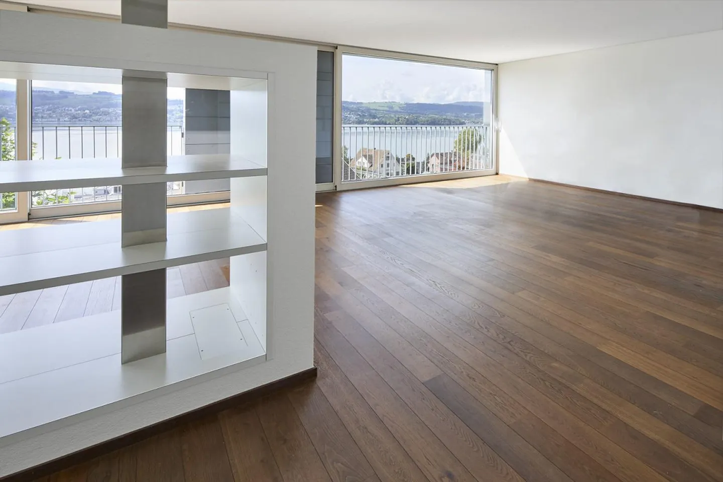 Casa bifamiliare moderna con vista sul lago, terrazza sul tetto e giardino privato - Foto 5 di 13
