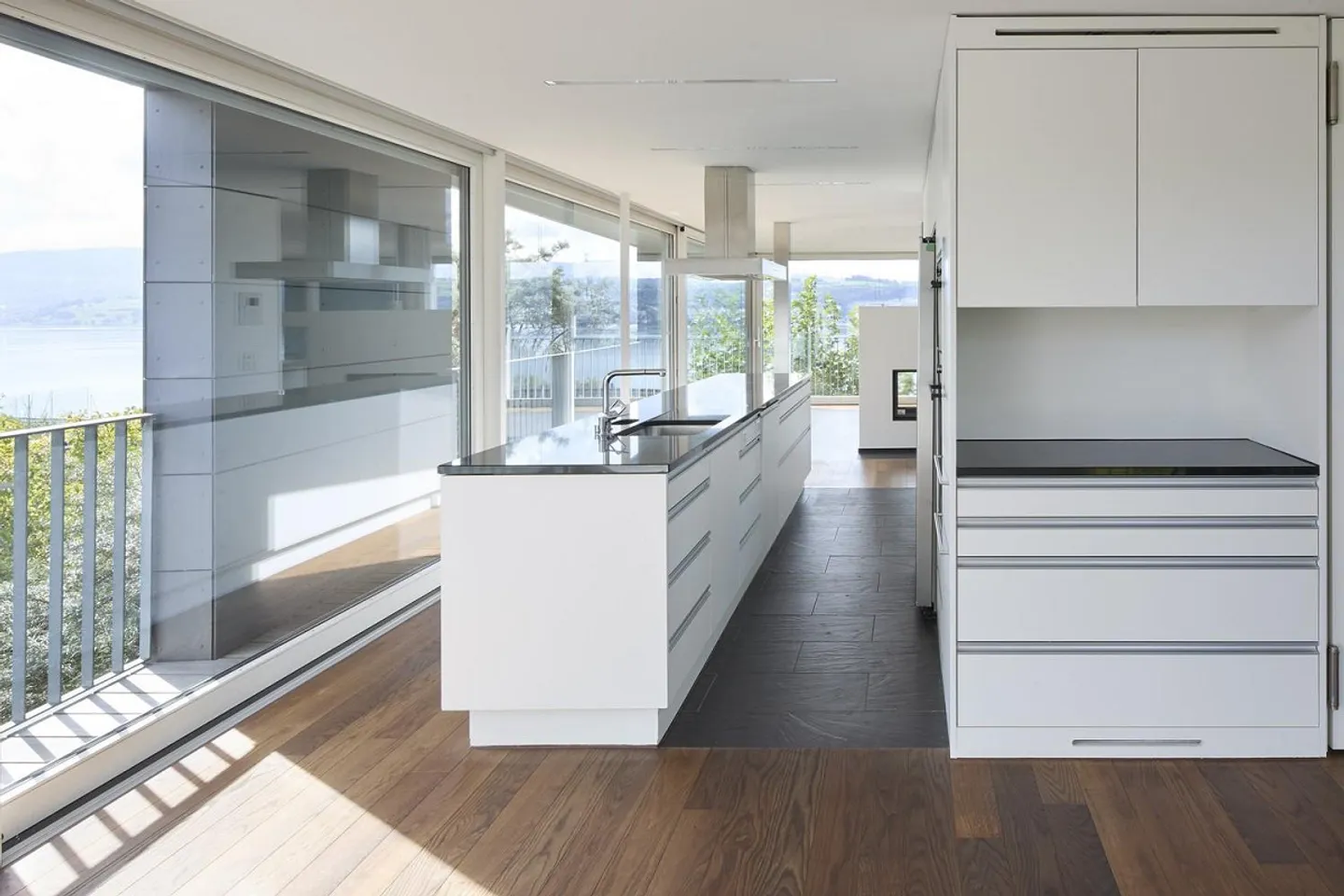 Casa bifamiliare moderna con vista sul lago, terrazza sul tetto e giardino privato - Foto 6 di 13