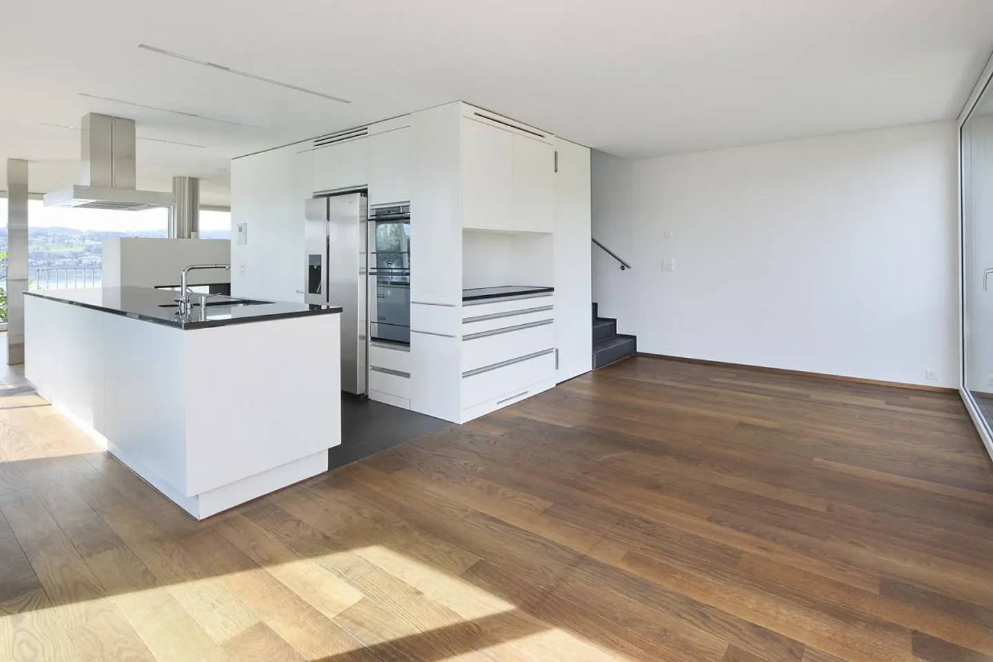 Casa bifamiliare moderna con vista sul lago, terrazza sul tetto e giardino privato - Foto 7 di 13
