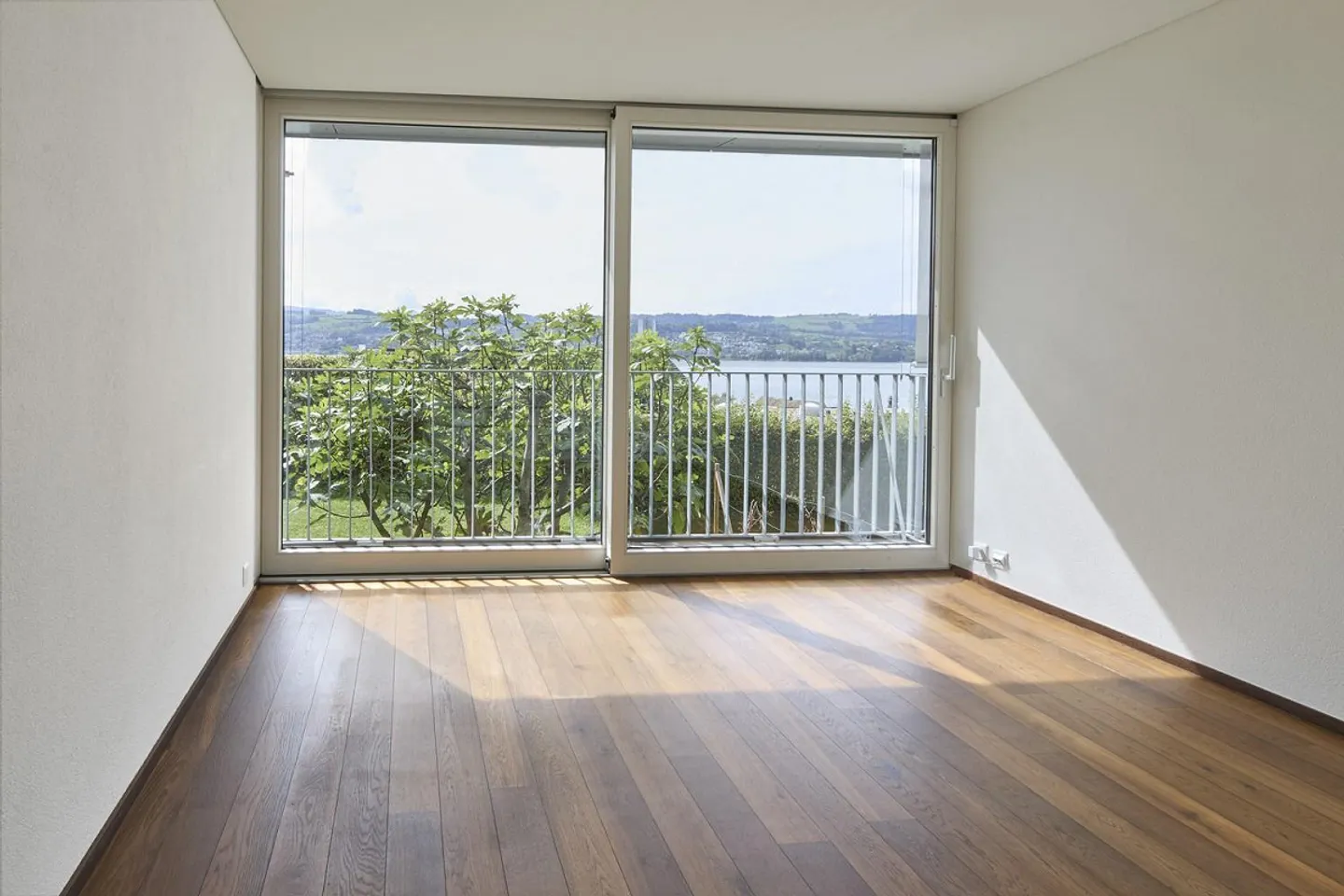 Casa bifamiliare moderna con vista sul lago, terrazza sul tetto e giardino privato - Foto 8 di 13