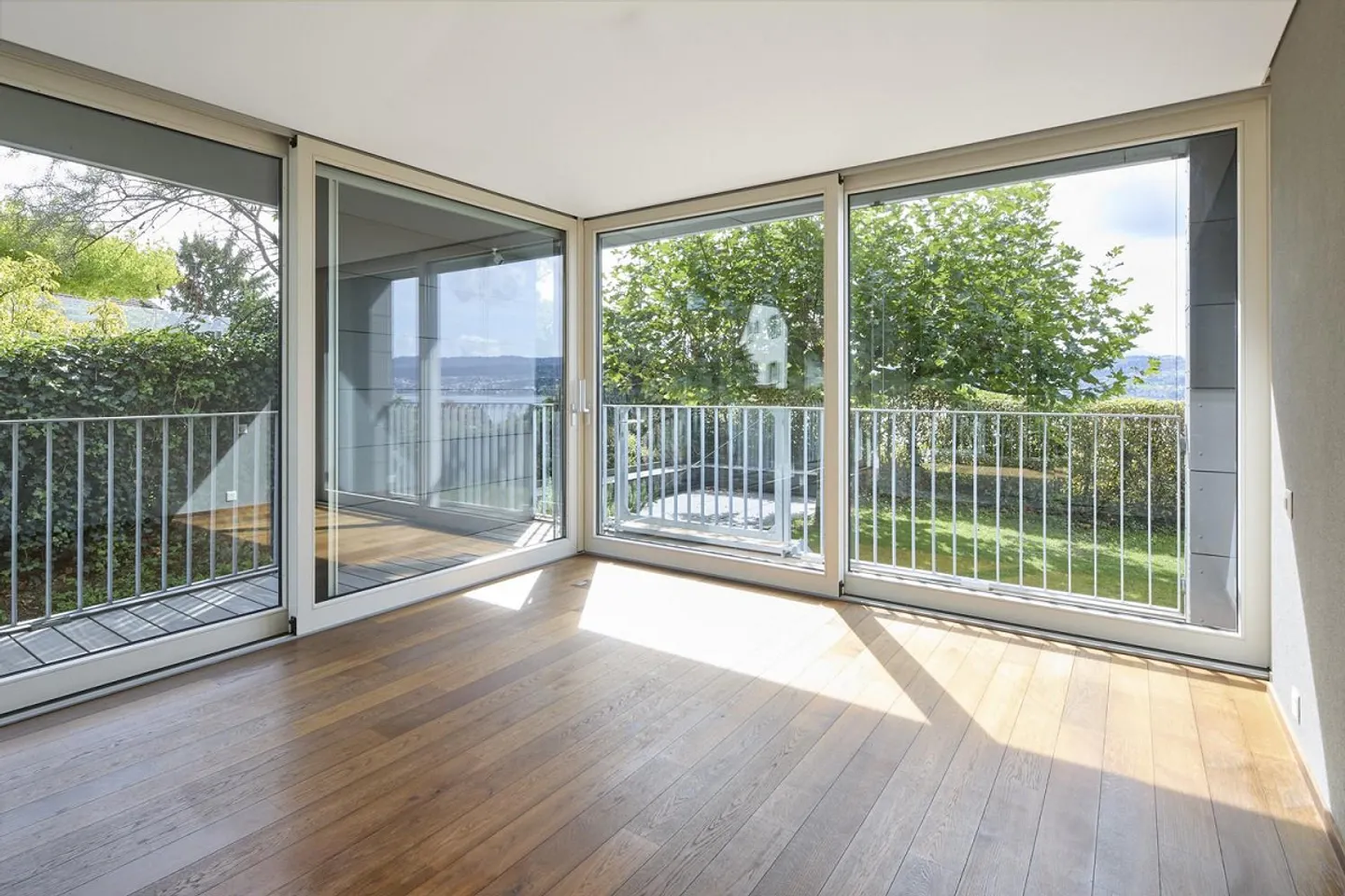 Casa bifamiliare moderna con vista sul lago, terrazza sul tetto e giardino privato - Foto 10 di 13