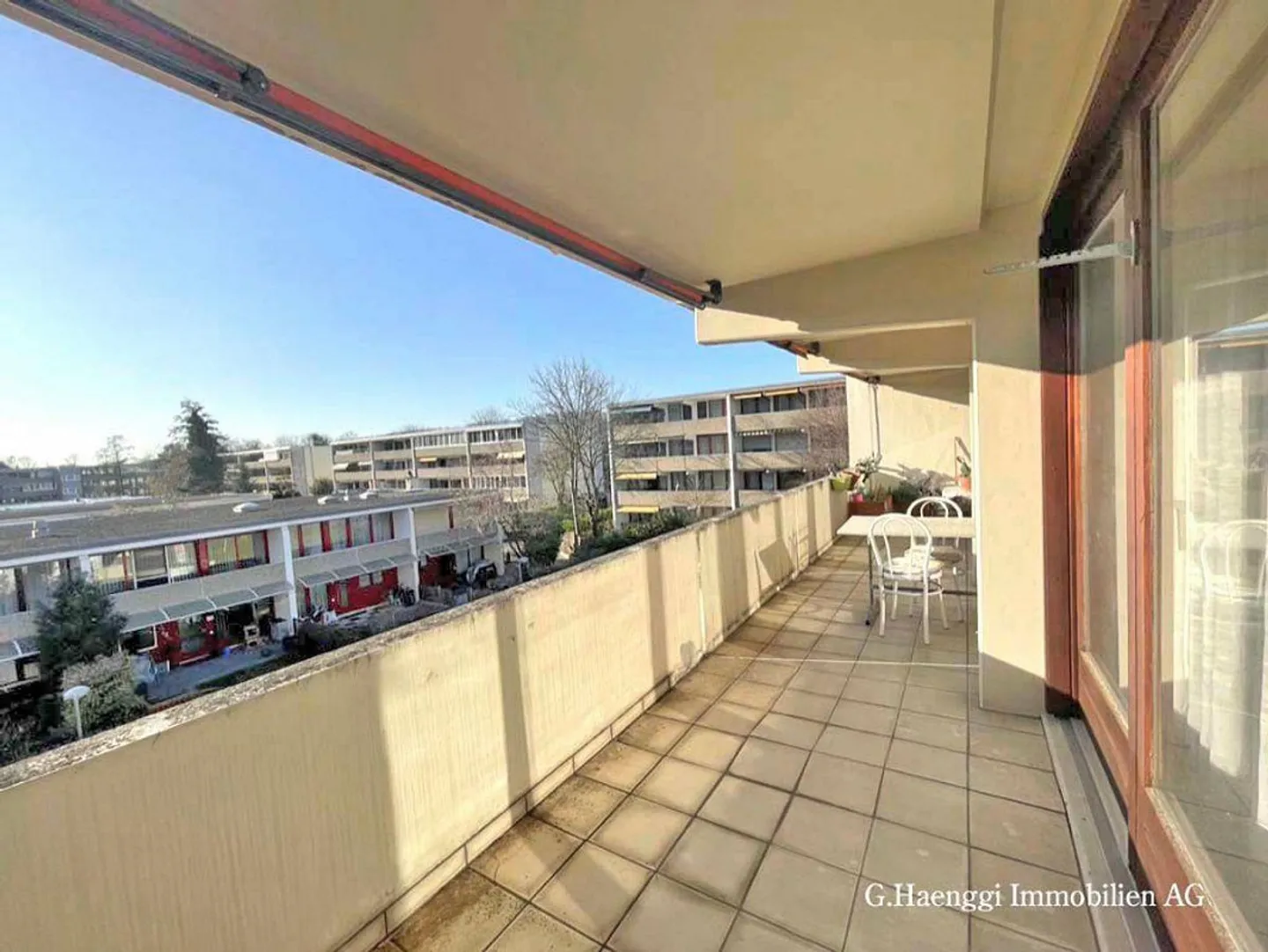 Spacious, bright 3 1/2 room apartment with two large balconies - Photo 3 of 13