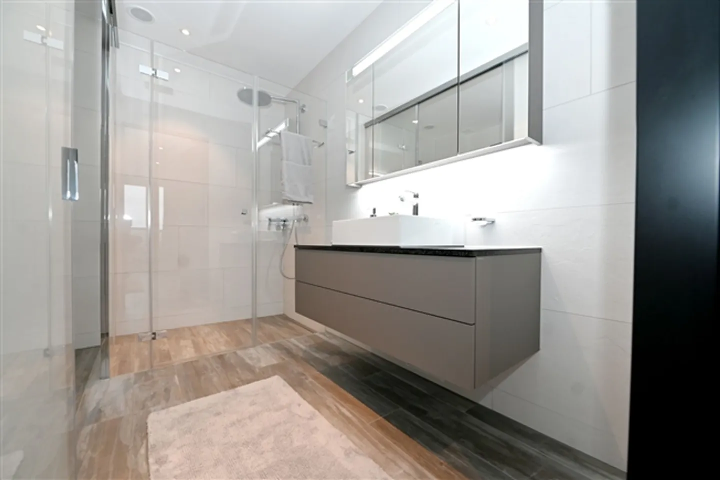 Three Point - Appartement 2.5 pièces meublé avec style - Photo 5 sur 9