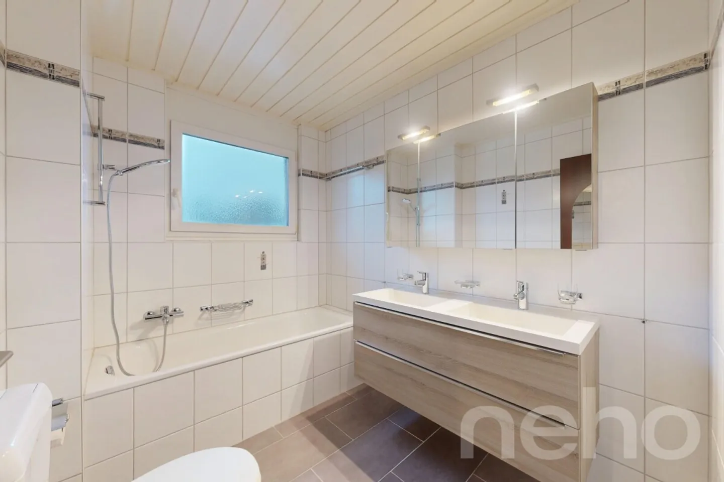 Top Floor Apartment with Lake View - Photo 9 of 13