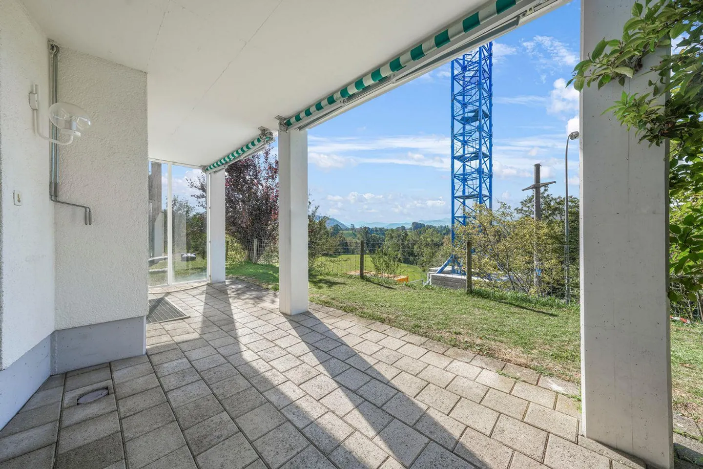 Vivre avec une vue : appartement de jardin de 4,5 pièces avec beaucoup d'intimité - Photo 11 sur 18