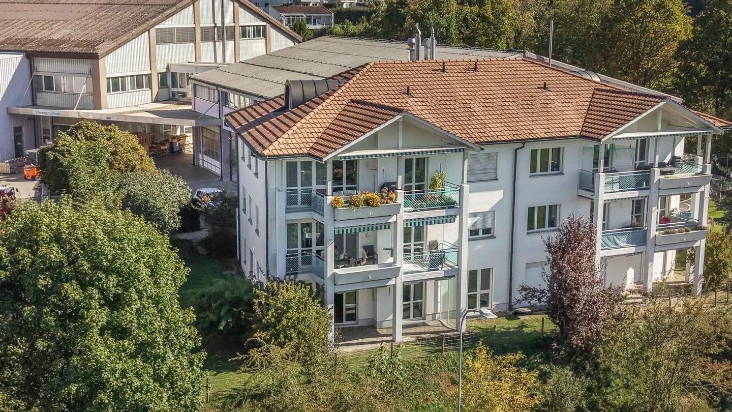 Vivre avec une vue : appartement de jardin de 4,5 pièces avec beaucoup d'intimité - Photo 14 sur 18