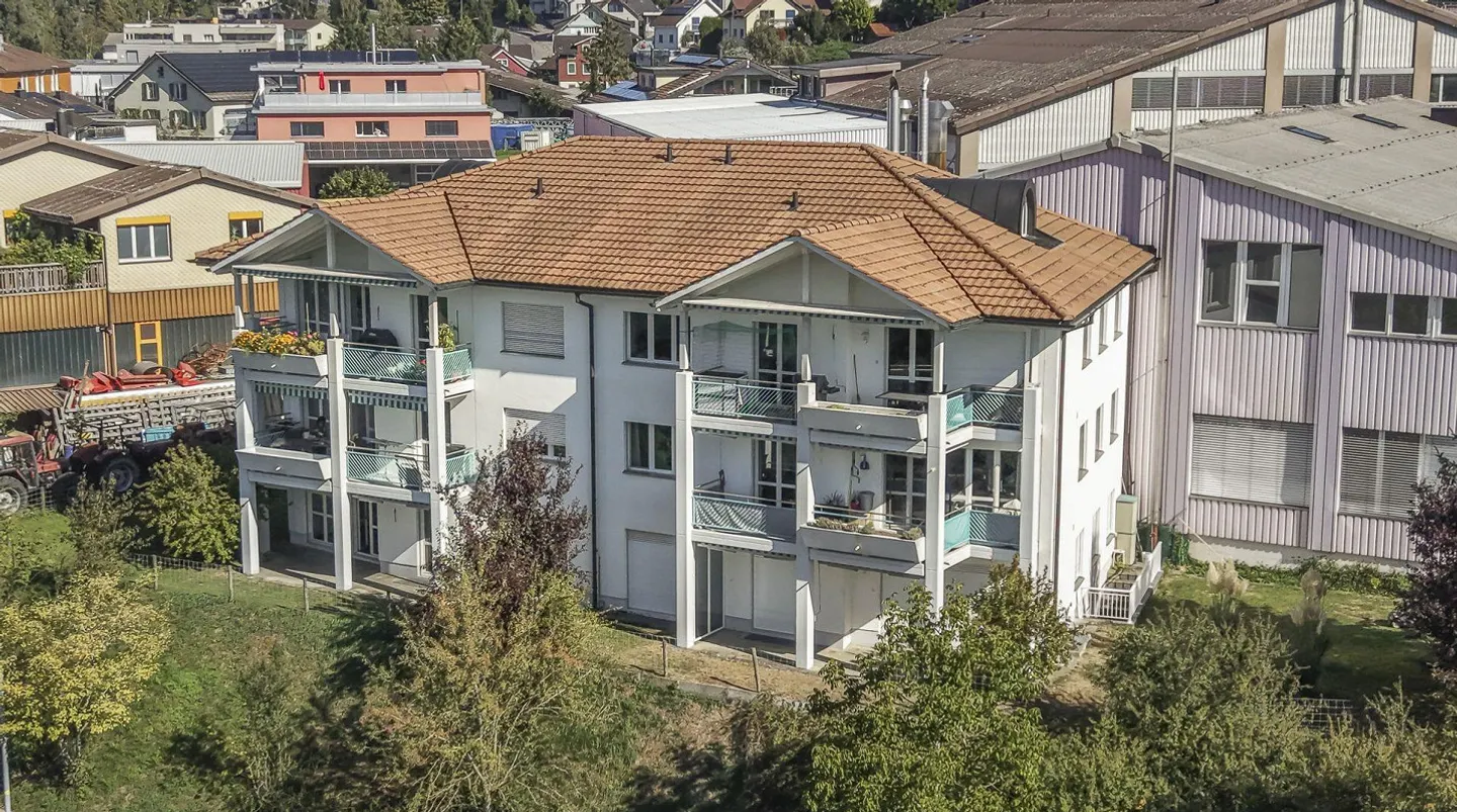 Vivre avec une vue : appartement de jardin de 4,5 pièces avec beaucoup d'intimité - Photo 15 sur 18