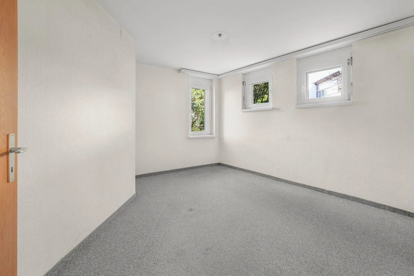 Vivre avec une vue : appartement de jardin de 4,5 pièces avec beaucoup d'intimité - Photo 6 sur 18
