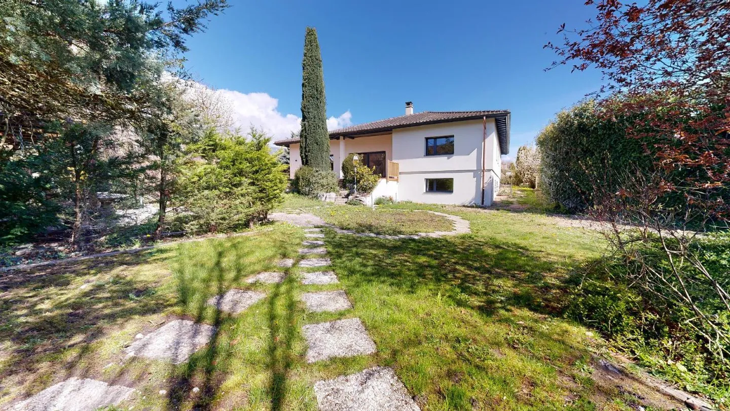 Elegant Family Home in Crassier - Photo 3 of 13