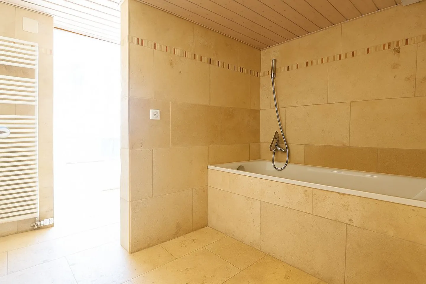 EINZIGARTIG: Haus-Terrasse mit 8,5 Zimmern und Blick auf die Landschaft - Foto 6 von 12