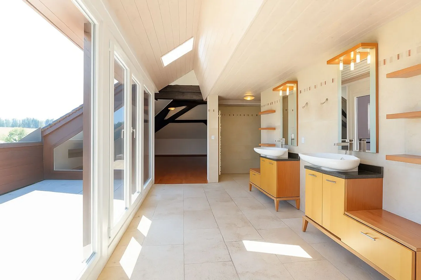 EINZIGARTIG: Haus-Terrasse mit 8,5 Zimmern und Blick auf die Landschaft - Foto 7 von 12