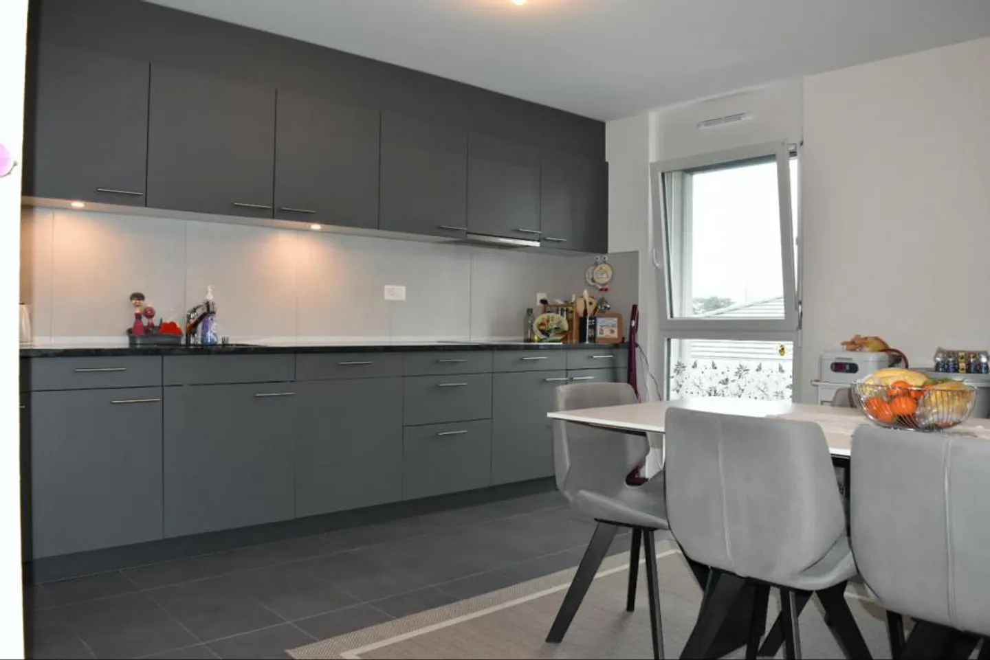 MAGNIFIKANTE IMMOBILIE MIT BALKON 200M VOM SEE - Foto 3 von 10