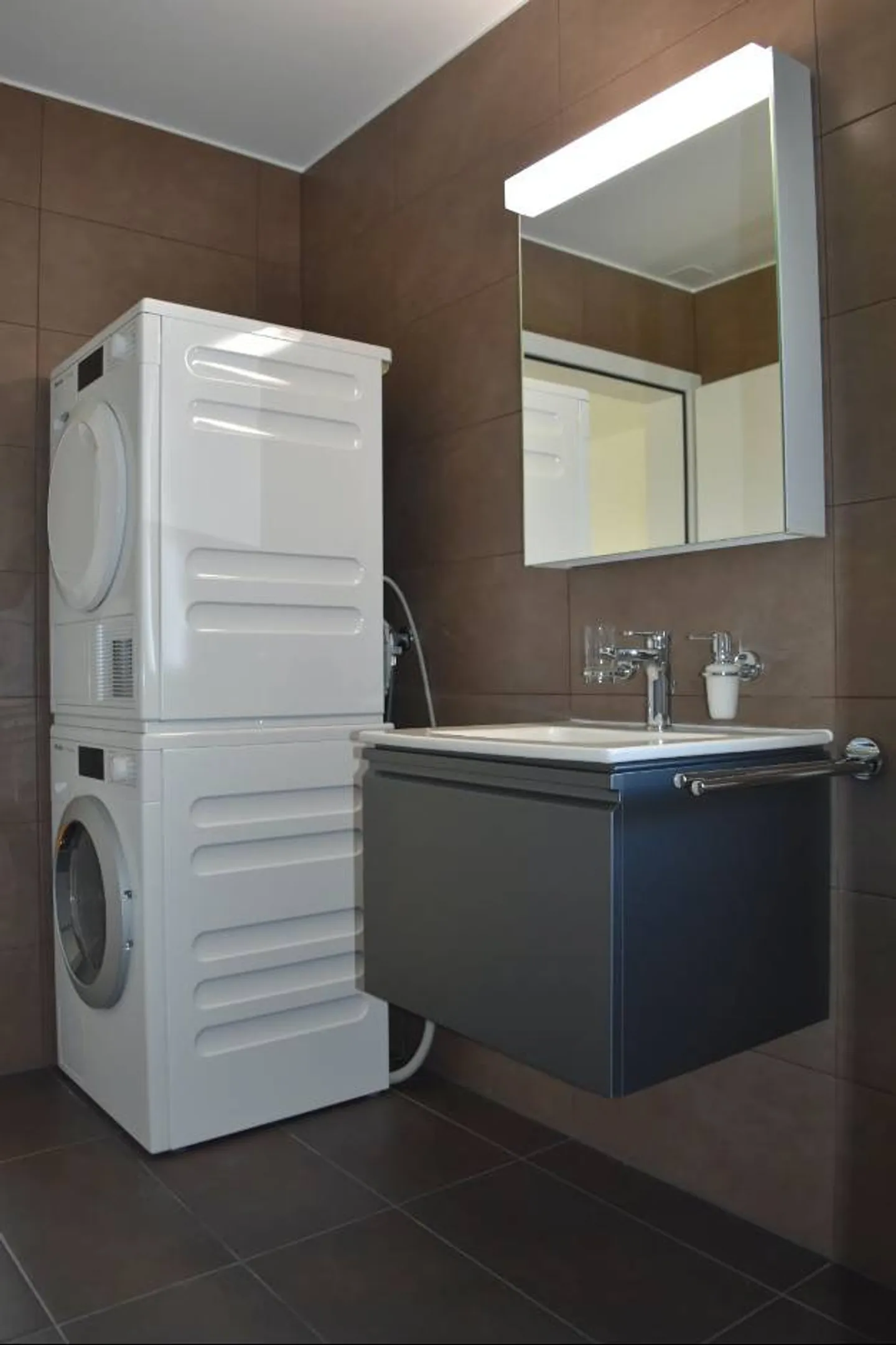 MAGNIFIKANTE IMMOBILIE MIT BALKON 200M VOM SEE - Foto 8 von 10