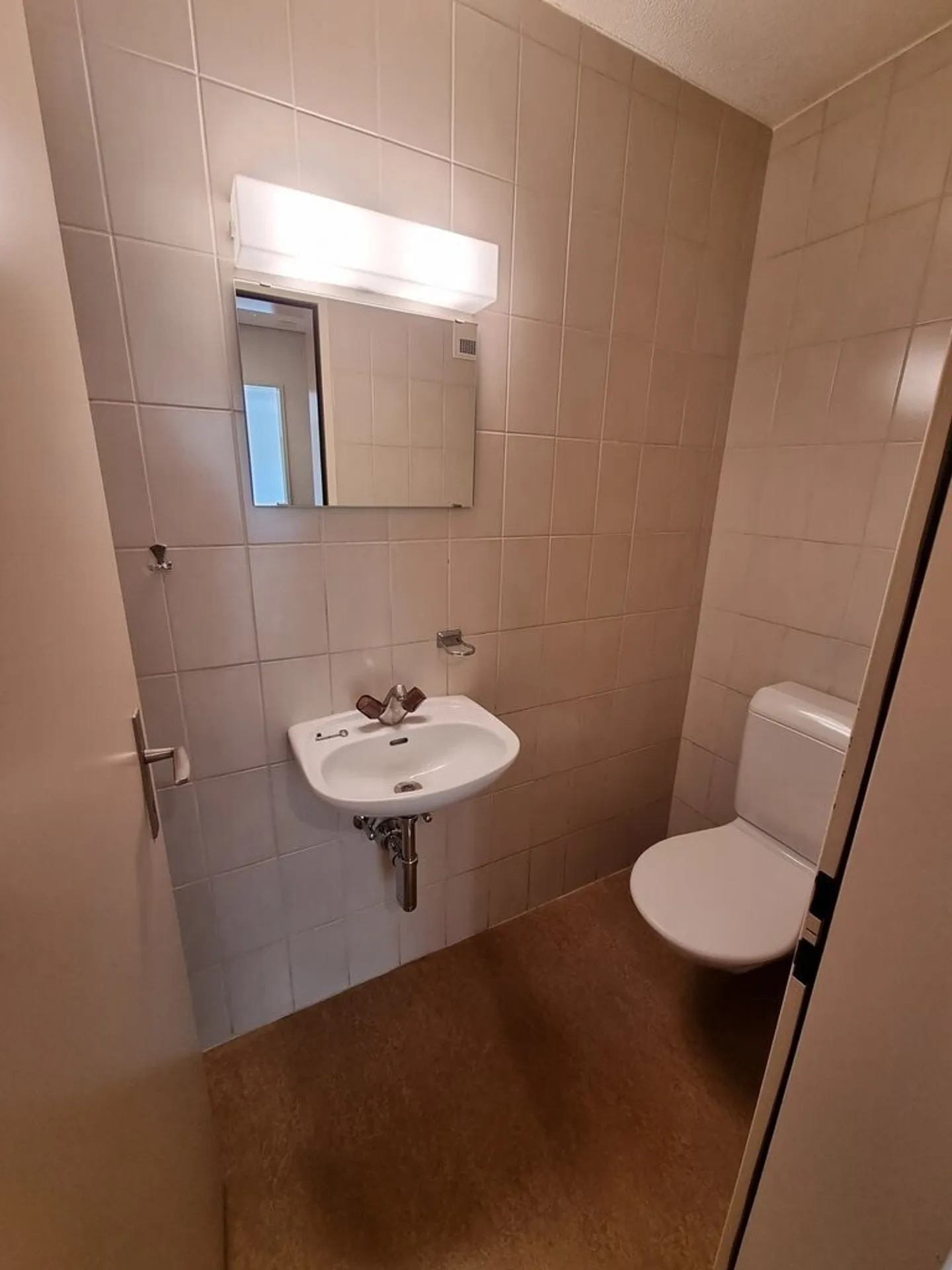 Spacious Family Apartment Near the City - Photo 6 of 8