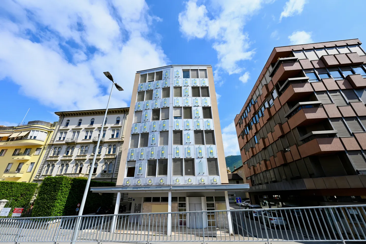 Income-generating building with offices - Photo 1 of 12